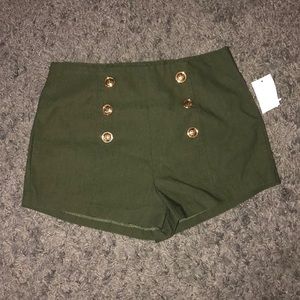 Stretchy shorts w/ tag